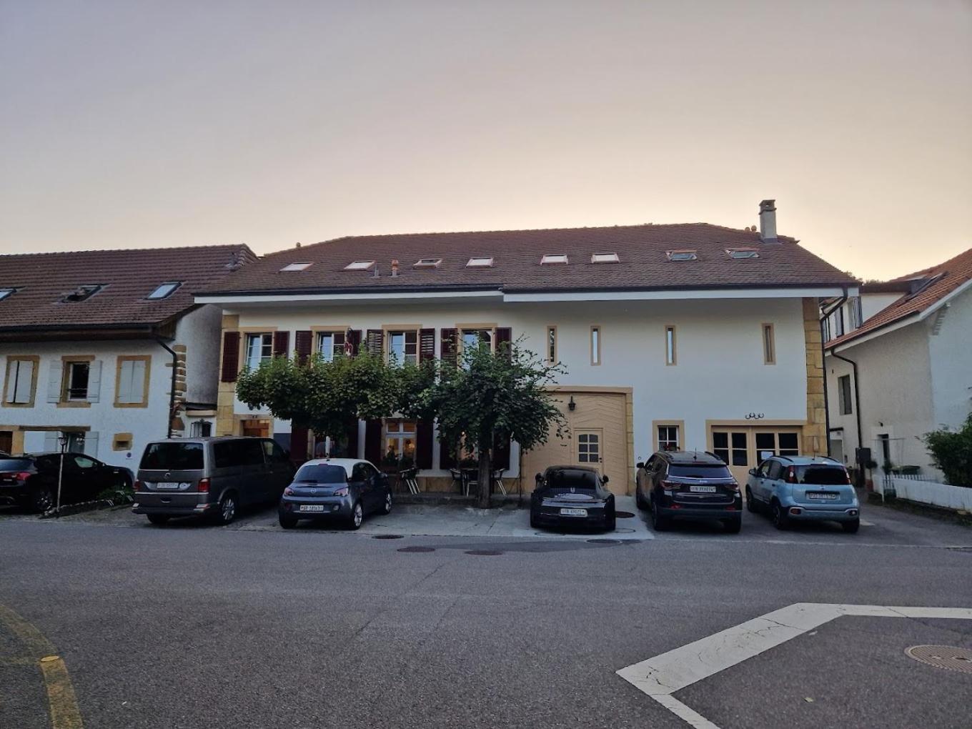 Hotel Restaurant Croix Blanche Sugiez Buitenkant foto